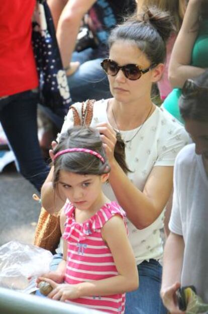 Katy Holmes con su hija Suri, en el Central Park de Nueva York, el 11 de julio de 2012.