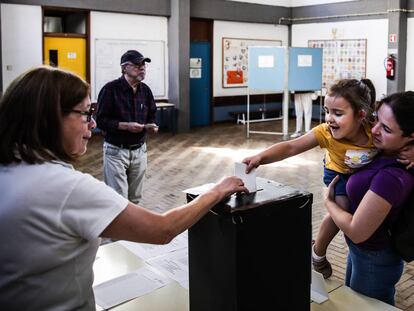 Una mujer vota junto a su hija en Lisboa.
