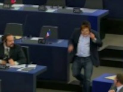 En plena sesión del Parlamento Europeo el eurodiputado italiano Gianluca Buonanno baja a dar la mano al presidente de la Comisión Europea con una careta de la canciller alemana