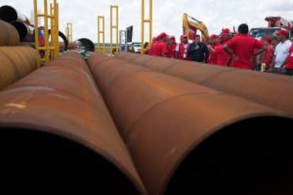 Imagen de la visita del fallecido presidente venezolano Hugo Chávez al distrito Morichal de la Faja Petrolífera del Orinoco, estado Monagas (Venezuela), en agosto de 2012. EFE/Archivo