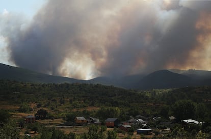 Vista del incendio forestal que afecta a Las Médulas, el domingo.