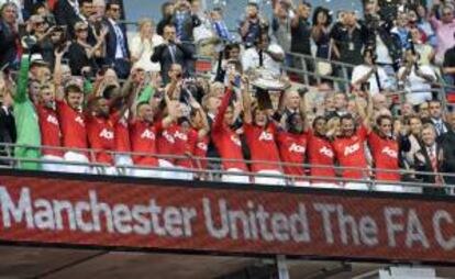 Fotografía de archivo tomada el pasado 11 de agosto que muestra cómo el Manchester United celebra el título FA Community Shield en el estadio de Wembley (Reino Unido). EFE/Archivo