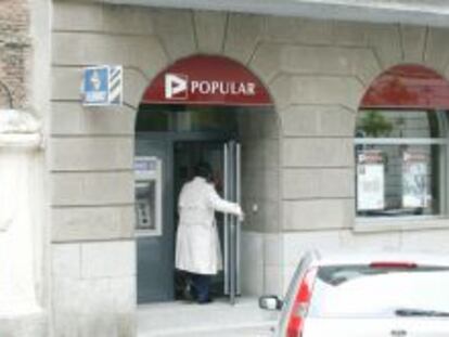 Fachada de una sucursal de Banco Popular.