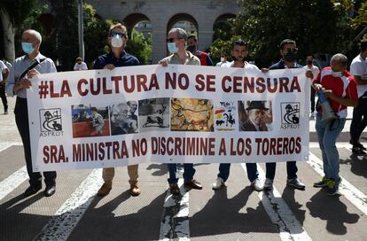 Concentración de profesionales taurinos ante el Ministerio de Trabajo.