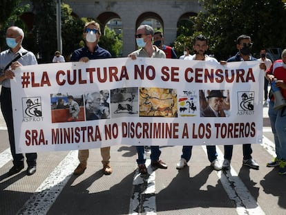 Concentración de profesionales taurinos ante el Ministerio de Trabajo.