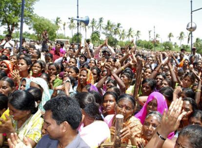 Asistentes al entierro de Vicente Ferrer en Bathalapalli, al sur de la India