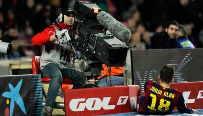 Un cámara de televisión, durante el Barcelona-Villarreal de semifinales de Copa del Rey.