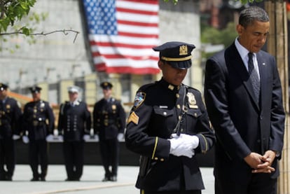 El presidente de EE UU, Barack Obama, charla con los bomberos de  Nueva York durante su visita de ayer a la Zona Cero<<i>.</i>