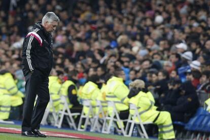 Carlo Ancelotti anda mirando al suelo, en el Bernabéu.