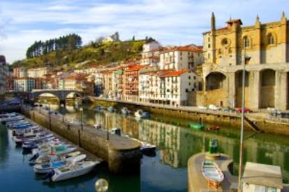 Barcas en la ría de Artibai, en Ondarroa (Vizcaya).