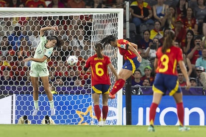 Cristina Martín-Prieto remata de cabeza el quinto gol de la selección española.  