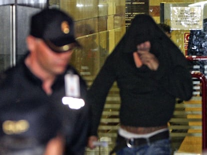 El actor porno Nacho Vidal se tapa el rostro a la salida de la Audiencia Nacional, tras declarar ante el juez.
