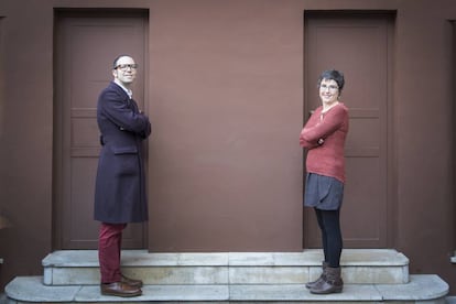 Albert Forns y Anna Ballbona, tras ganar el rpimer premio Llibres Anagrama.