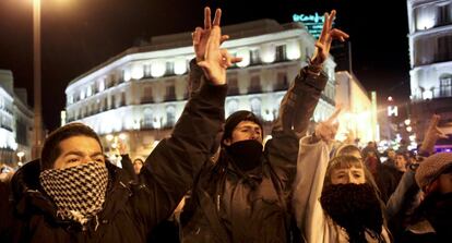 Agentes de la Policía Municipal han detenido a una persona en el transcurso de la protesta llevada a cabo por segunda noche consecutiva en el centro de Madrid en apoyo a las reivindicaciones de los vecinos del barrio burgalés de Gamonal, ha informado un portavoz de la Jefatura Superior de Policía. En la imagen, un momento de la protesta en la Puerta del Sol de Madrid. 