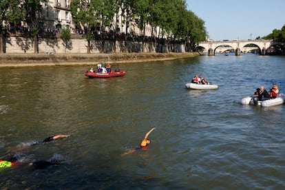 La alcaldesa de París, Anne Hidalgo, en plena acción, nadando en el Sena para demostrar la limpieza del río.