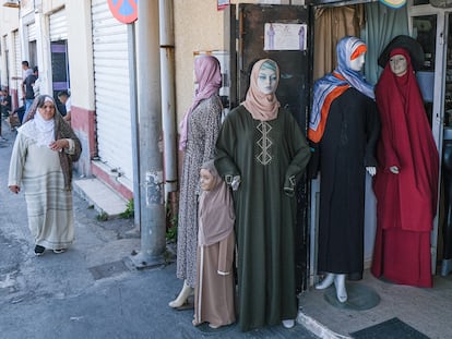 Ceuta 17/05/2022 Reportaje sobre las consecuencias de la apertura de la frontrera entre España y Marruecos, en la imagen tienda de ropa marroquí.    foto.ALEJANDRO RUESGA