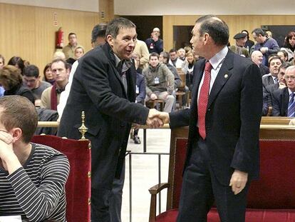 Arnaldo Otegi (izquierda) y Juan José Ibarretxe se saludan en la sala del juicio poco antes de la vista.