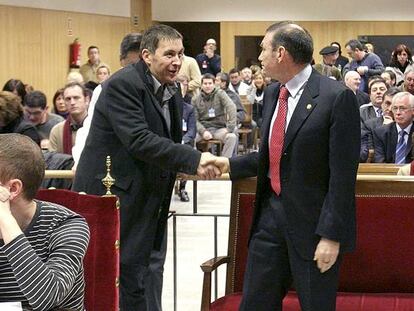 Arnaldo Otegi (izquierda) y Juan José Ibarretxe se saludan en la sala del juicio poco antes de la vista.