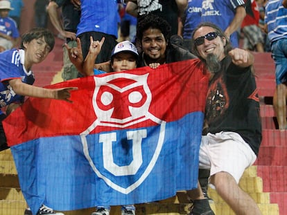 Aficionados del club Universidad de Chile, durante un partido en el Estadio Nacional.