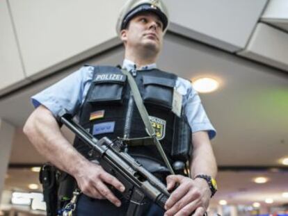 Un policia vigila l'aeroport Tegel de Berlín.