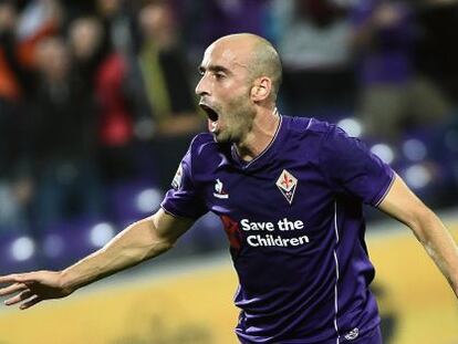 Borja Valero celebra un gol de la Fiorentina en 2016.