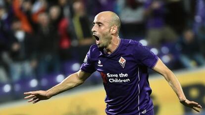 Borja Valero celebra un gol de la Fiorentina en 2016.