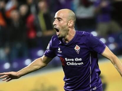 Borja Valero celebra un gol de la Fiorentina en 2016.