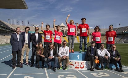 Los medallistas del marat&oacute;n de los Juegos del 92, en un podio conmemorativo en el Estadio Ol&iacute;mpico, con los organizadores del Marat&oacute;n Barcelona.