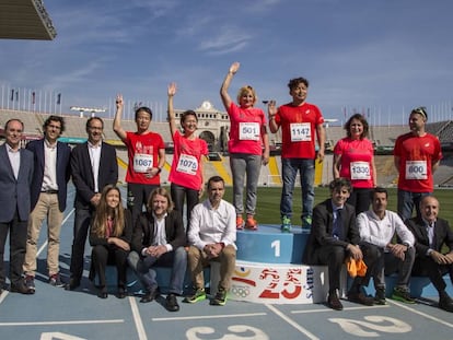 Els medallistes de la marató dels Jocs del 92, en un podi commemoratiu a l'Estadi Olímpic, amb els organitzadors de la Marató Barcelona.
