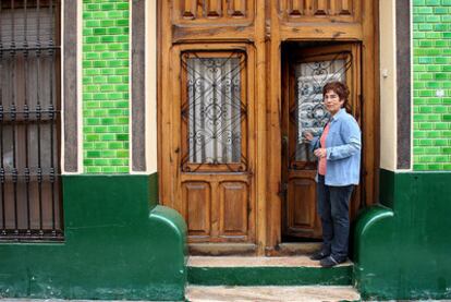 María Villora, a la puerta de la casa de su propiedad para la que el Ayuntamiento ha concedido licencia de derribo, en El Cabanyal.