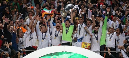 Casillas levanta el trofeo de la d&eacute;cima Copa de Europa del Real Madrid. 
