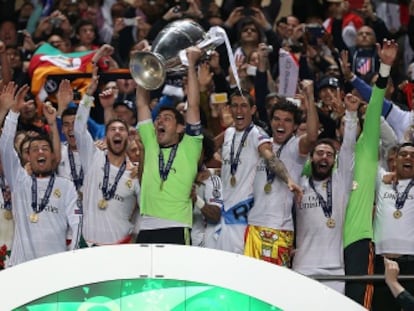 Casillas levanta el trofeo de la d&eacute;cima Copa de Europa del Real Madrid. 