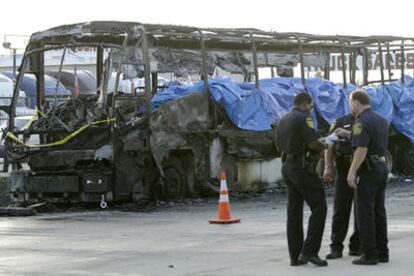 El autobús, totalmente calcinado tras la explosión.