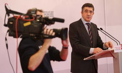 Patxi López, durante su intervención en el mitin en San Sebastián.