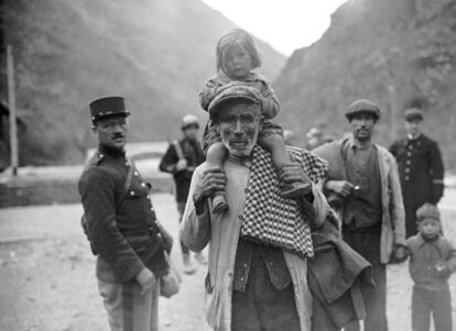 En una fotografía de archivo, refugiados españoles llegan a la frontera con Francia caminando.