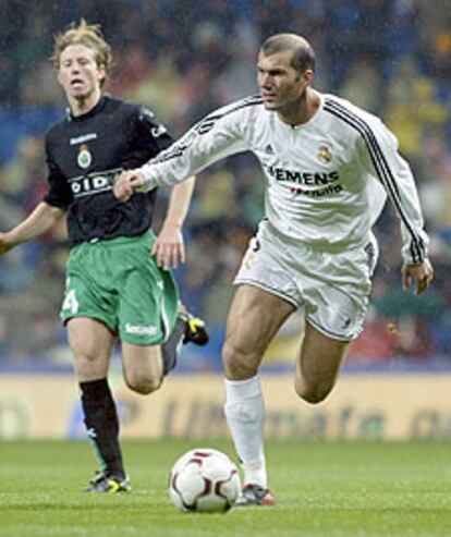 Zidane avanza con el balón ante Diego Mateo.