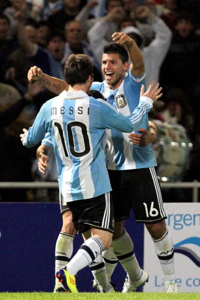 Messi y Agüero celebran uno de los goles de Argentina.