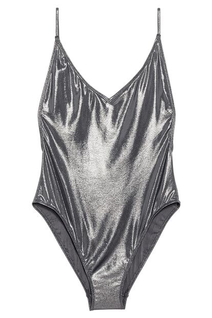 Este traje de baño metalizado de H&M es una opción más que válida para las noches de verano. Cuesta 16,99 euros (tenía un precio de 24,99).