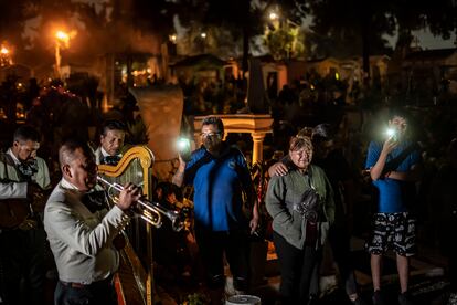 Un grupo de mariachis interpreta canciones tradicionales mexicanas durante la noche del 1 de noviembre, en el panteón municipal de San Pedro Tláhuac. 