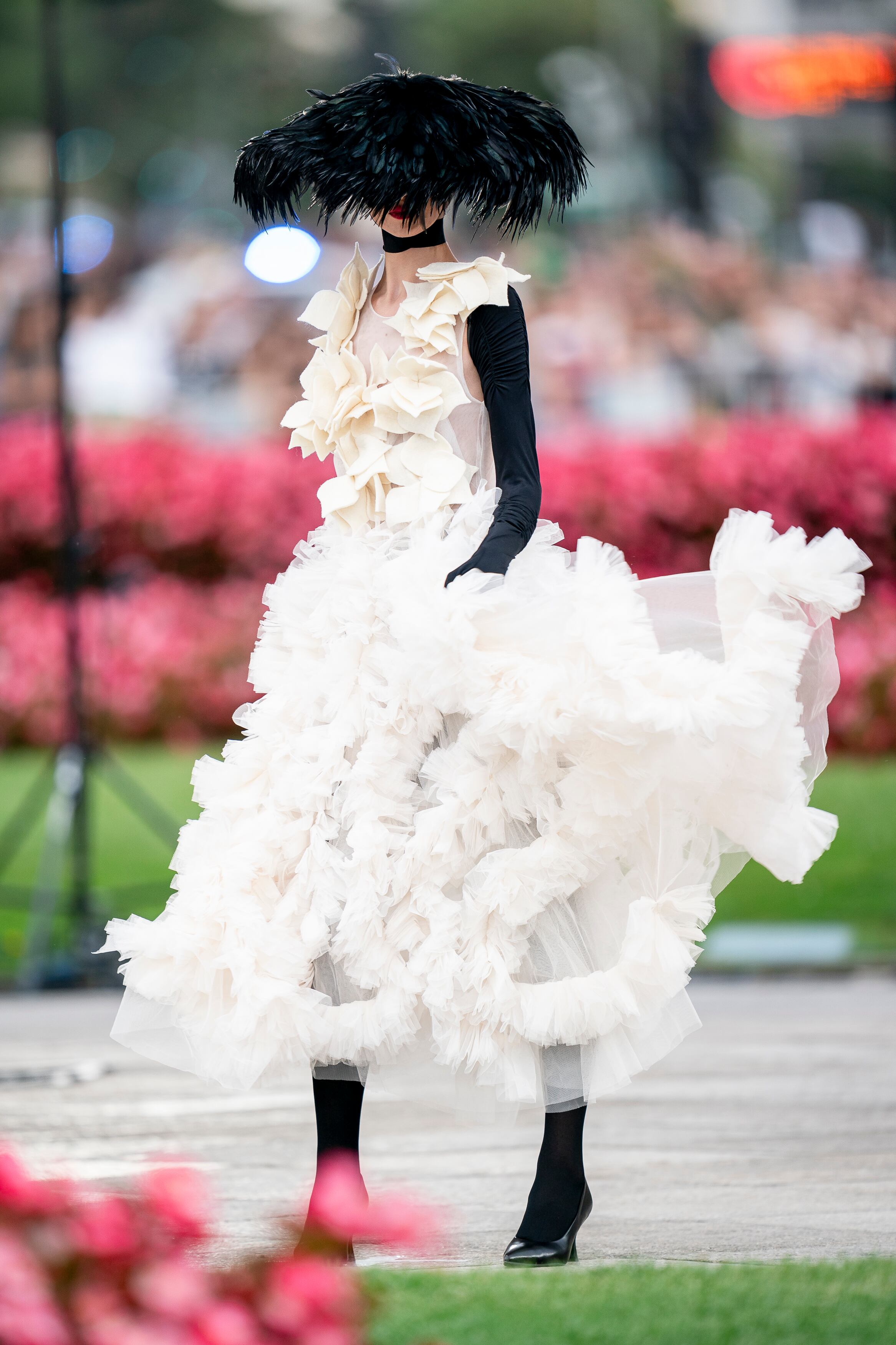 Madrid es Moda inaugura la Semana de la Moda con un desfile en la Puerta de Alcalá