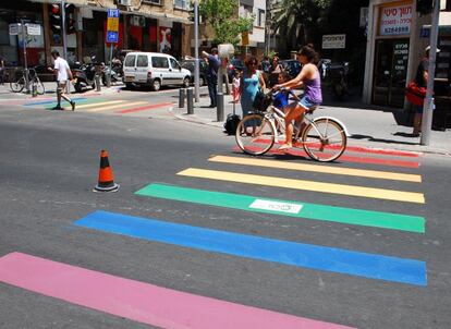 Paso de cebra pintado en Tel Aviv con los colores de la bandera arcoíris.