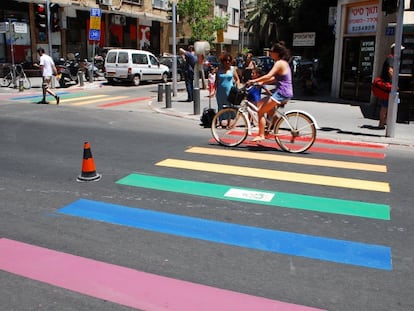 Paso de cebra pintado en Tel Aviv con los colores de la bandera arcoíris.