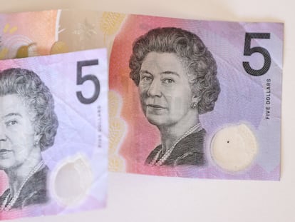 Billete de cinco dólares australianos con la imagen de la reina Isabel II.