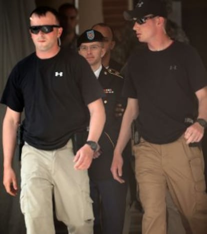 El soldado preso Bradley Manning es escoltado a su llegada ayer al tribunal militar de Fort Meade.