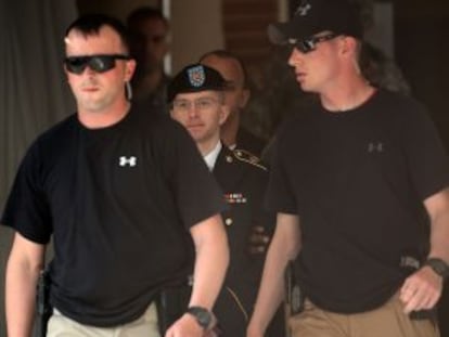 El soldado preso Bradley Manning es escoltado a su llegada ayer al tribunal militar de Fort Meade.