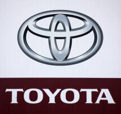 Detalle del logotipo de Toyota en un concesionario en Tokio (Japón). EFE/Archivo