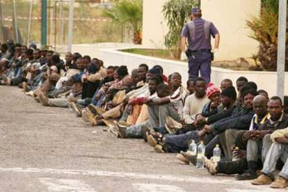 Un grupo de subsaharianos, detenidos tras el intento masivo de cruzar la valla de Melilla en la madrugada del martes.