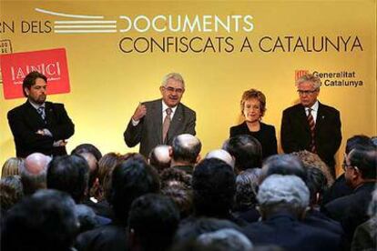 Ernest Benach, Pasqual Maragall, Caterina Mieras y Joan Clos, durante la inauguración de la exposición en el Palau Moja de Barcelona.