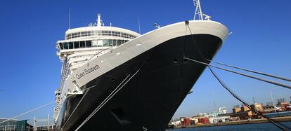 El Queen Elizabeth, al ser bautizado por la reina Isabel II en Southampton