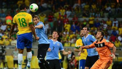 Paulinho marca el gol de la victoria ante Uruguay.